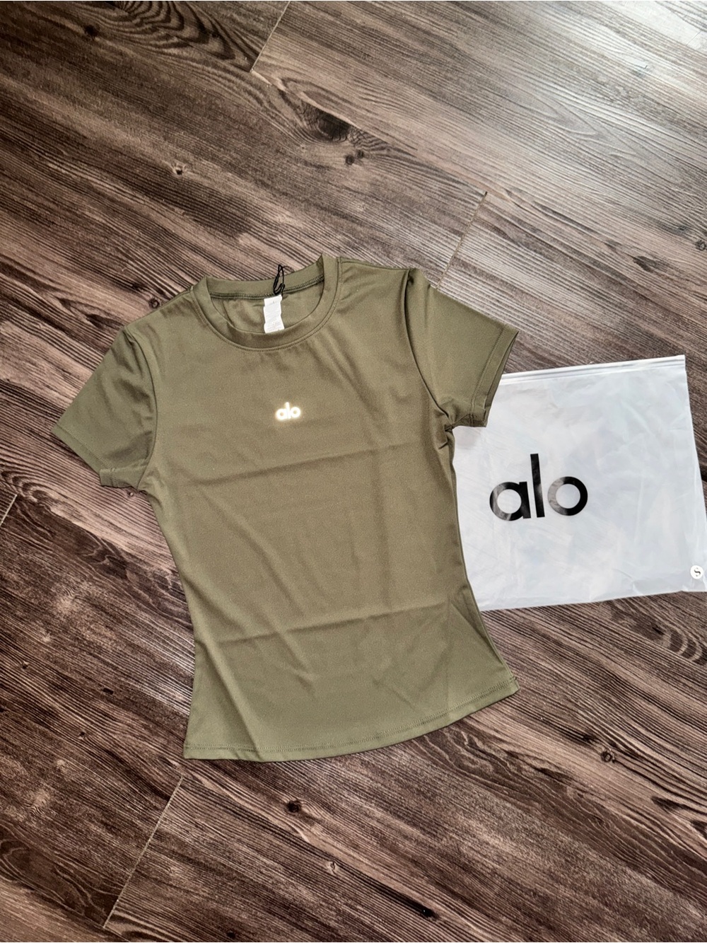ALO Yoga Olive Short Sleeve Performance Tee